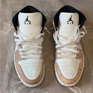 Jordan 1 Mid SE Brushstroke. Women’s size 7.5